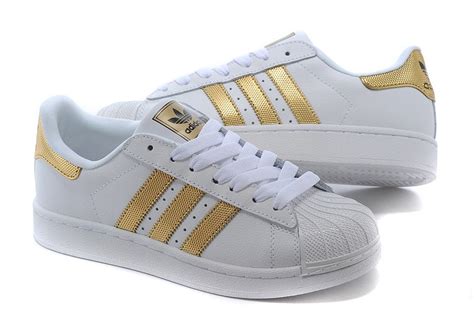 schwarze adidas smash turnschuhe mit goldenen streifen vorne|adidas superstar schuhe.